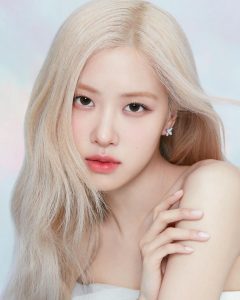 On January 19 at approximately 4 a.m. KST, Rosé, in collaboration with Bruno Mars, achieved a historic milestone as their music video for the smash hit “APT.” surpassed 900 million views on YouTube.